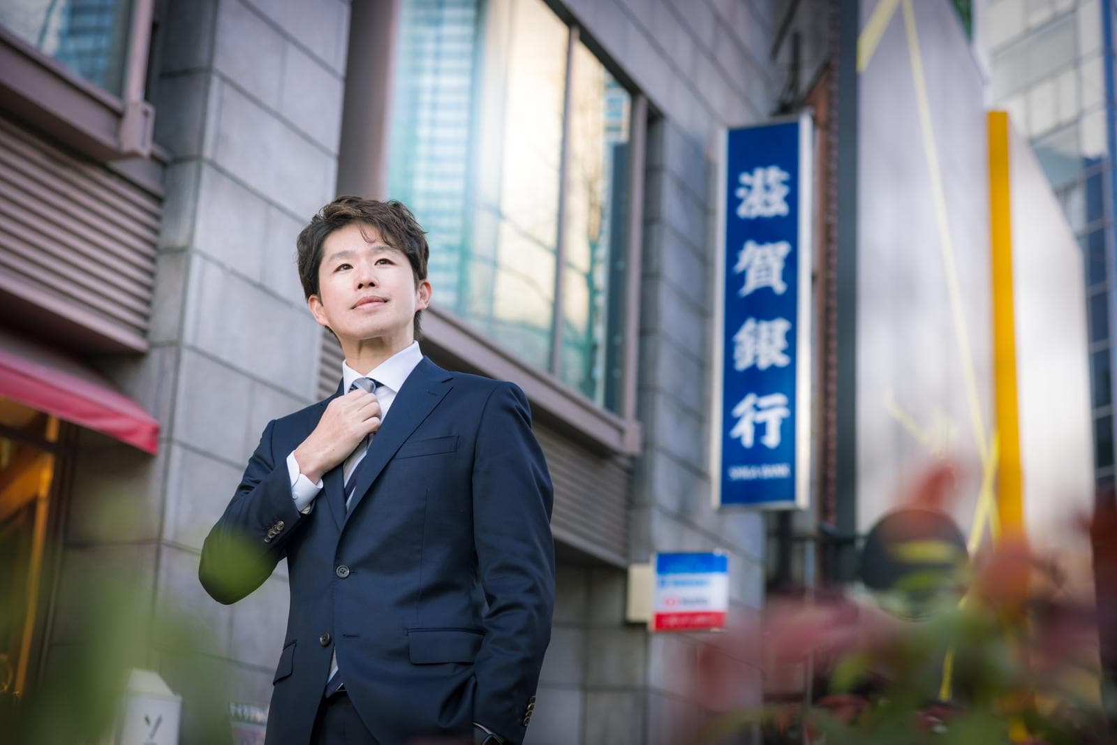 30代のキャリアを考えながらパソコンで調べ物をする男性