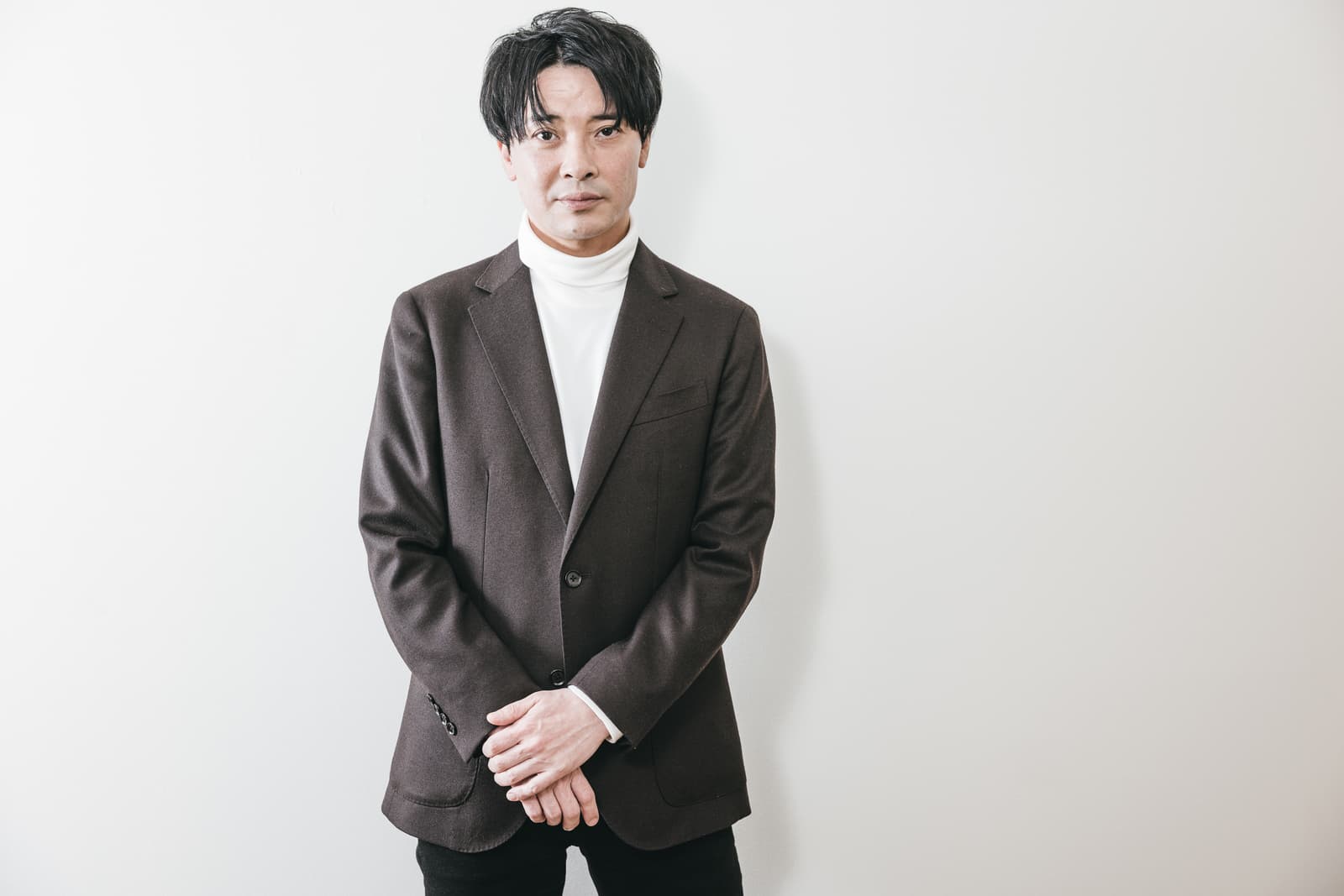 40代のミドル転職をイメージさせる落ち着いたビジネスパーソン