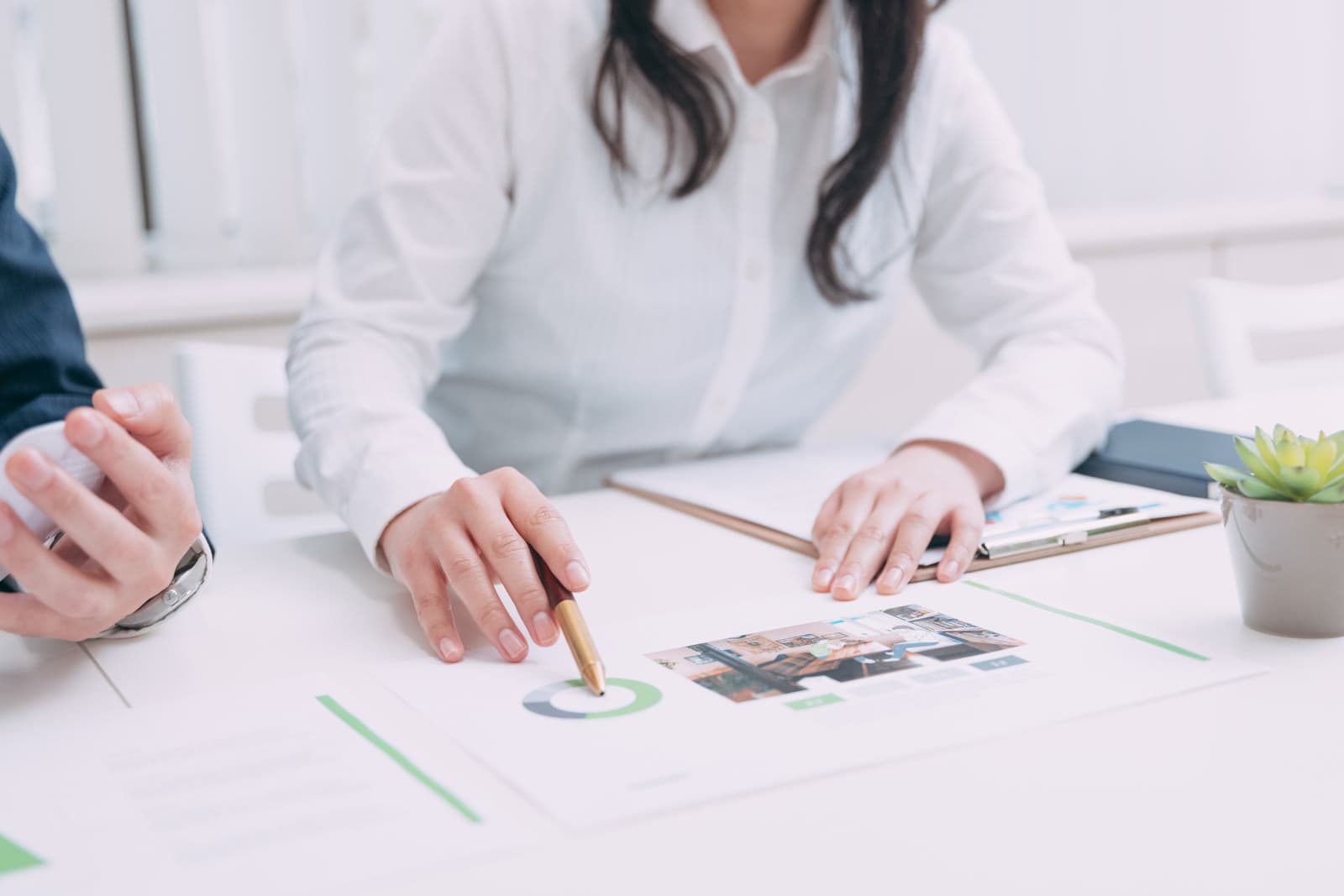 大手転職サービスを比較しながら相談するビジネスミーティング