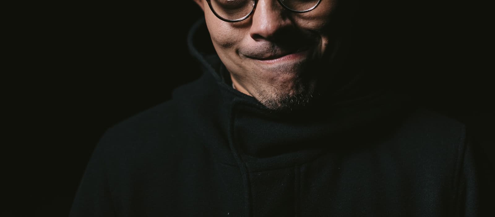 ノートパソコンの前でITエンジニア転職を考える男性