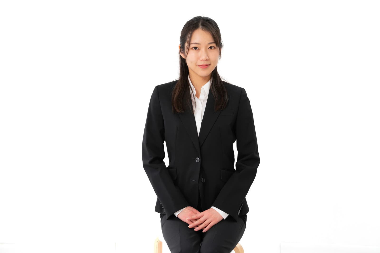 相談に乗る黒いスーツの女性社員