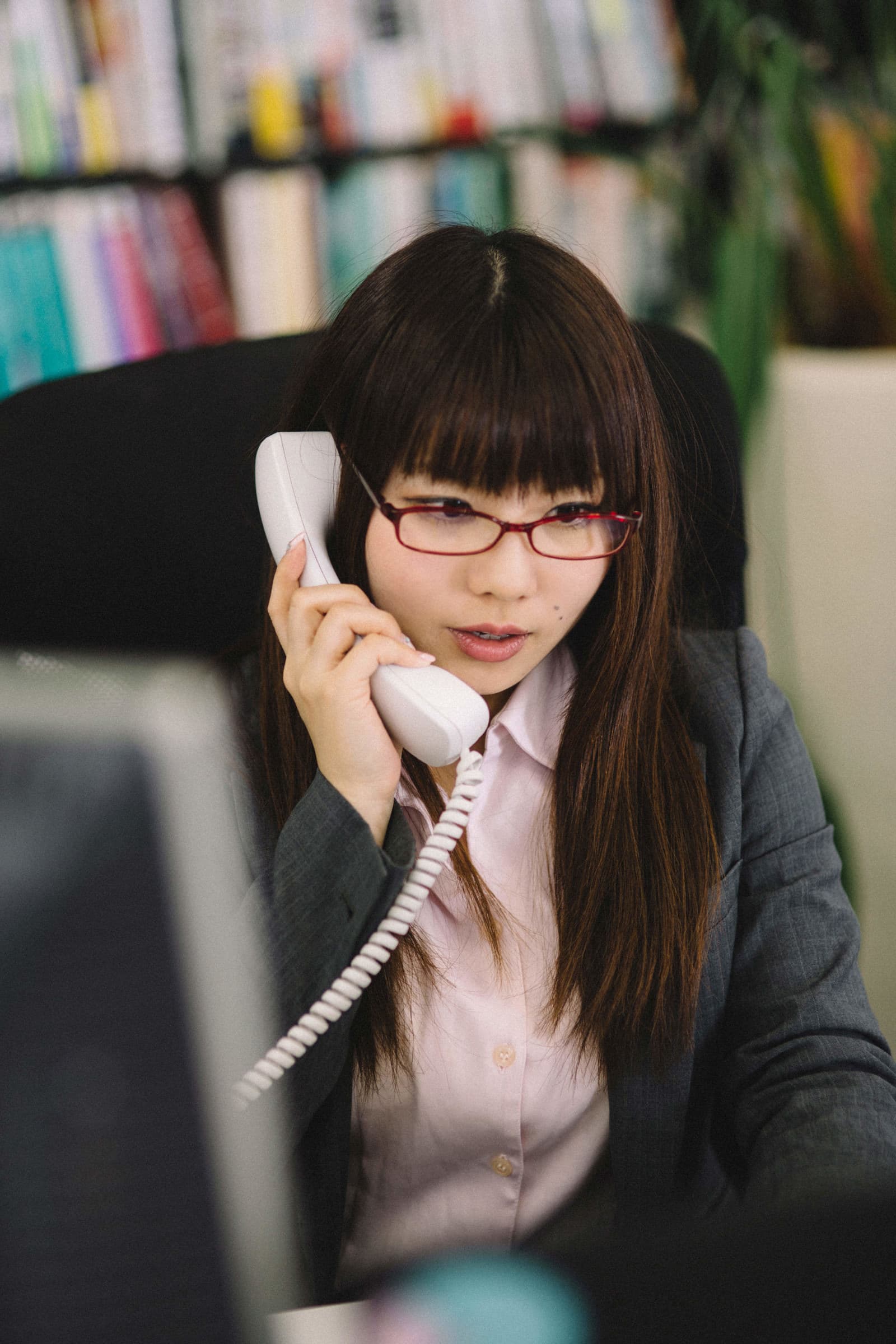 電話で転職相談のサポートをするビジネス女性