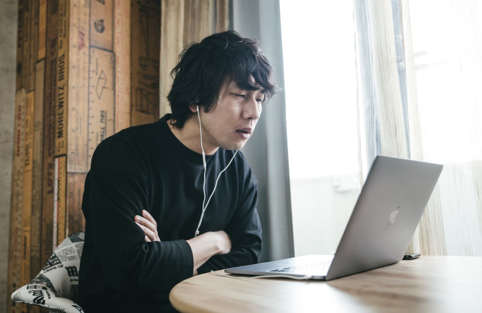 ノートパソコンの前で仕事を辞めたい気持ちについて考え込む男性