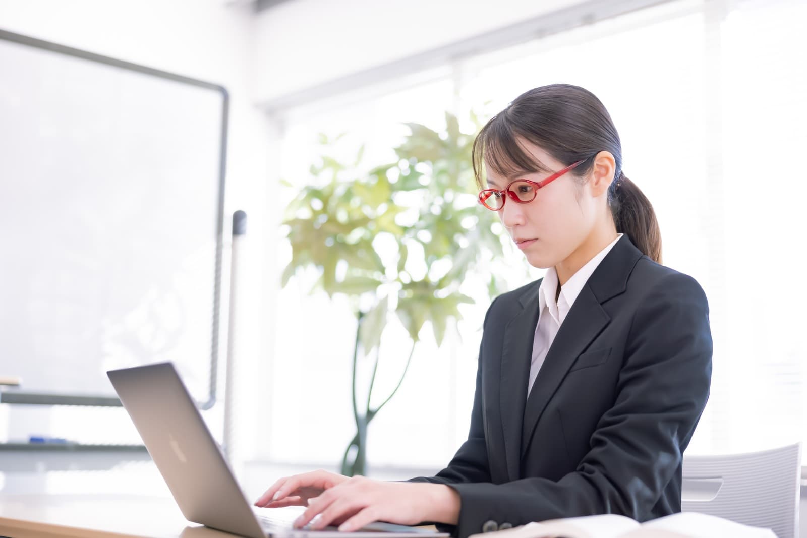 メールやメッセージで丁寧に連絡を返すビジネスパーソン