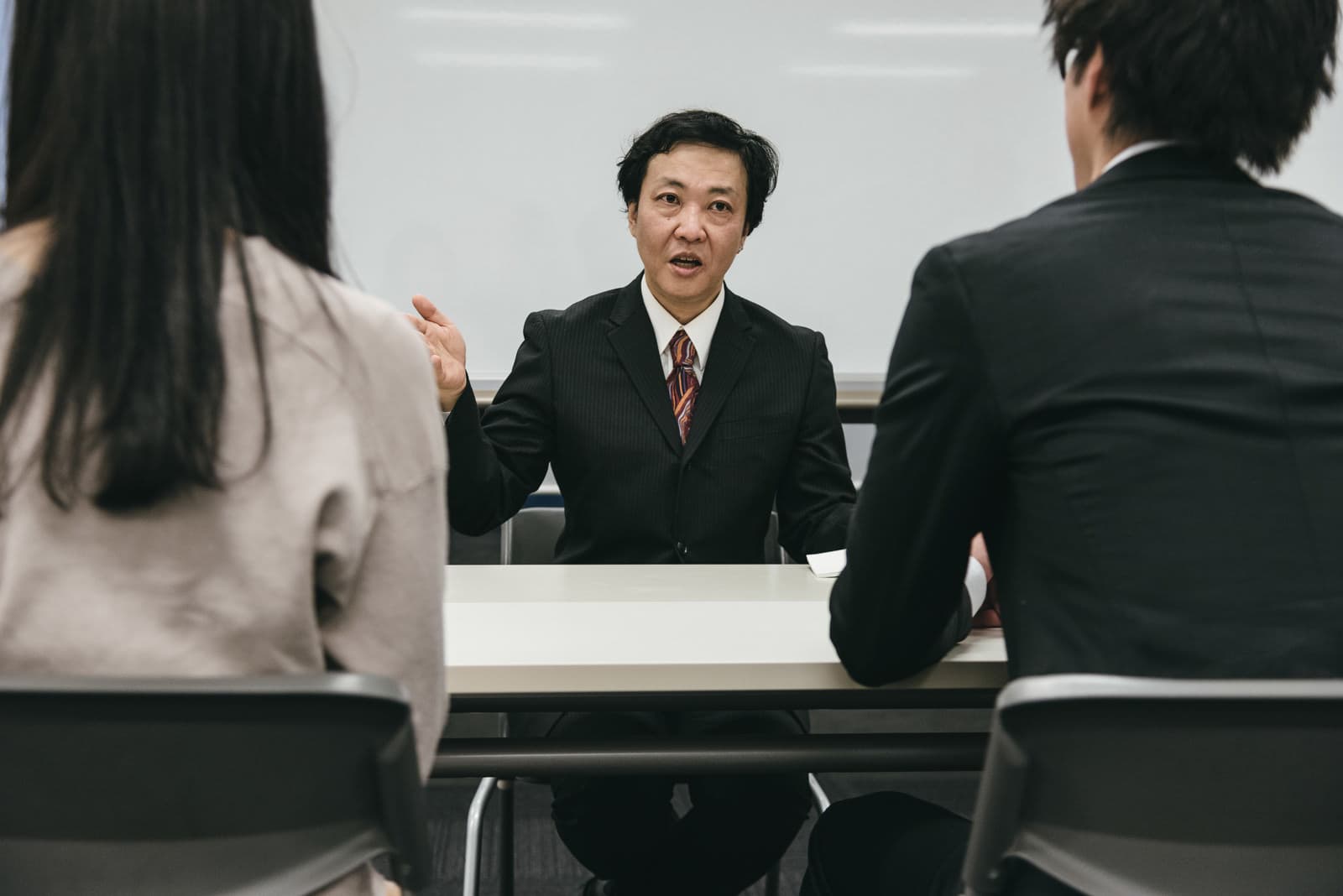 転職面談で質問を受ける候補者のイメージ