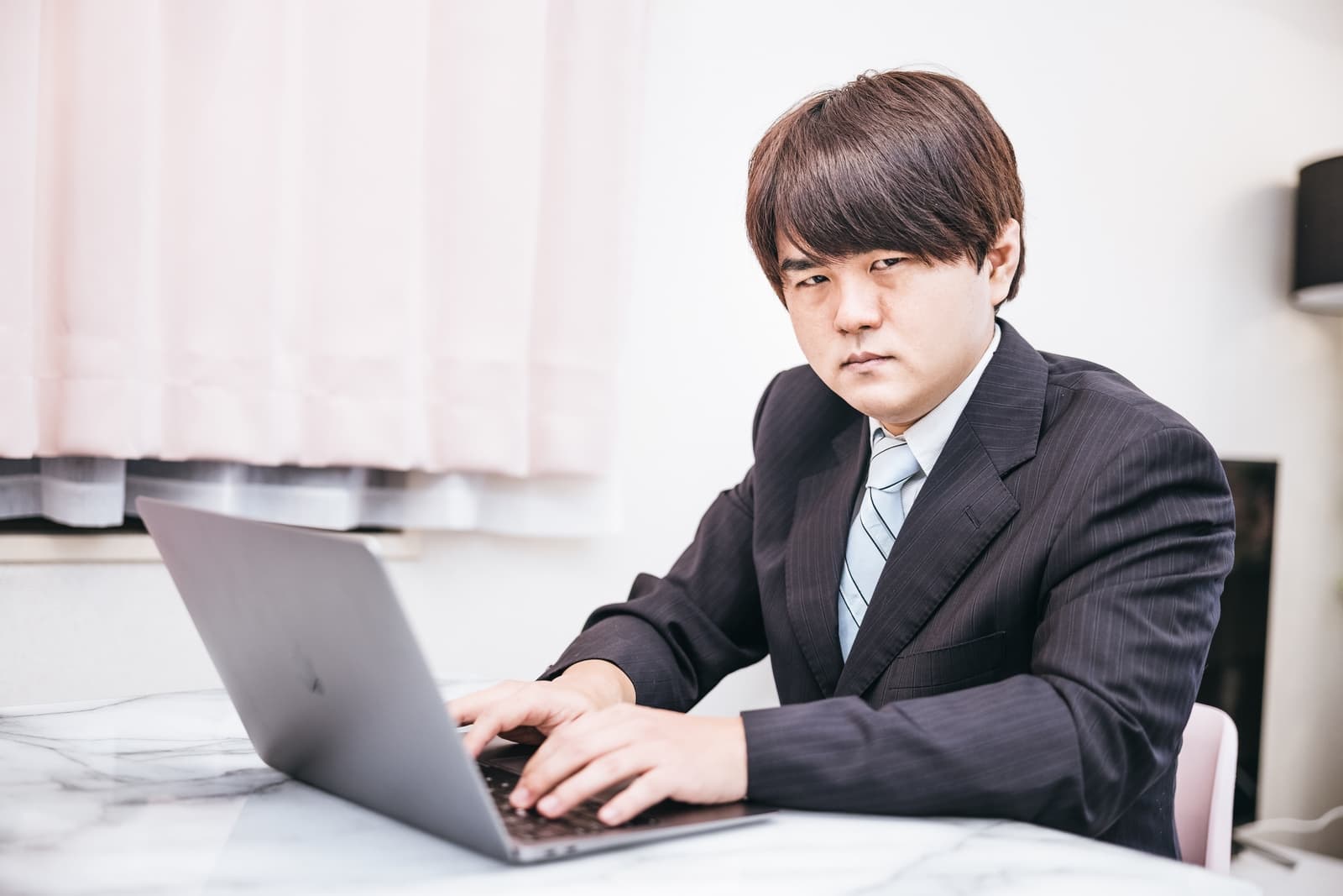 転職エージェント選びについて相談するビジネスパーソン