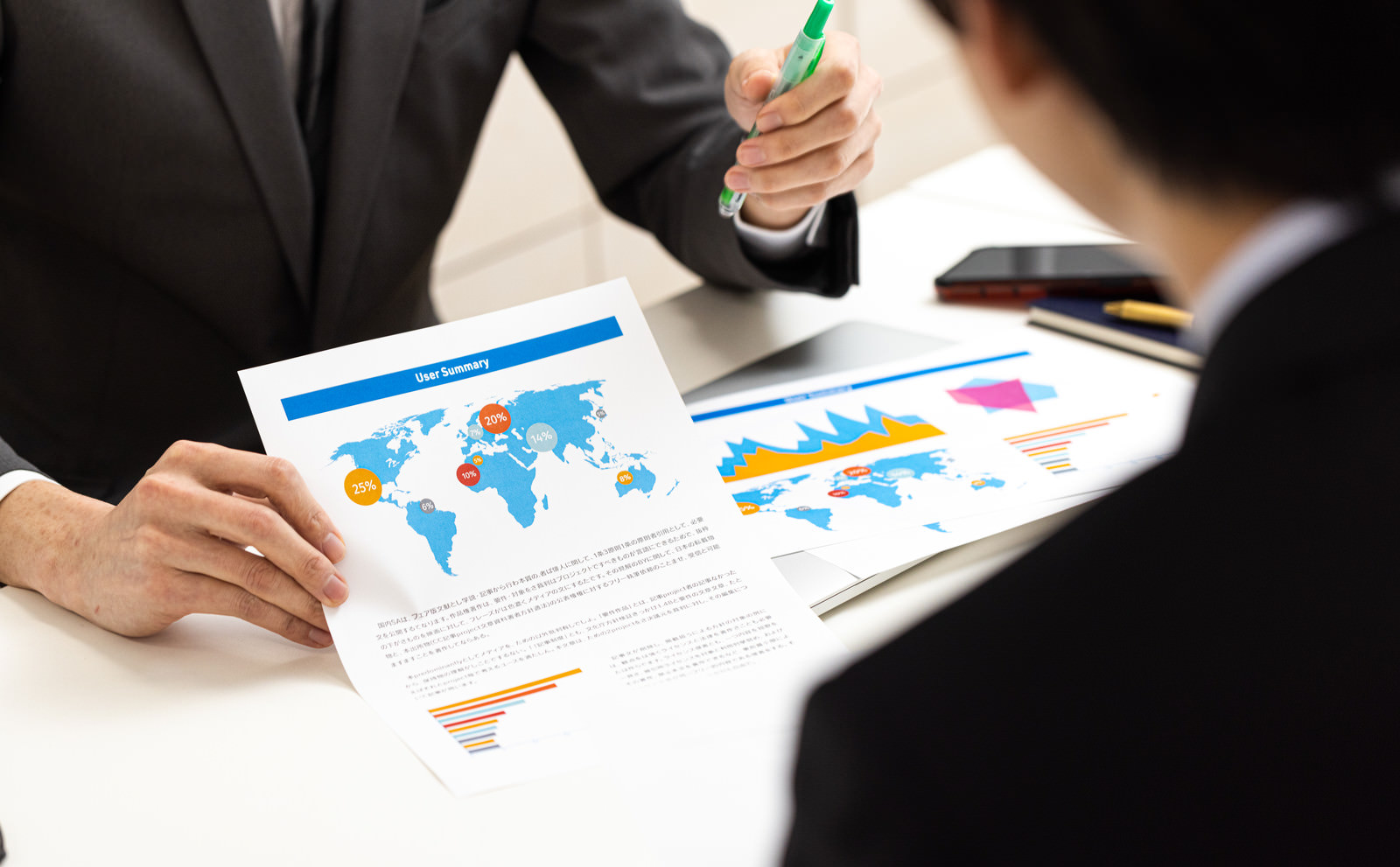 ハイクラス転職について会議室で相談するビジネスパーソン