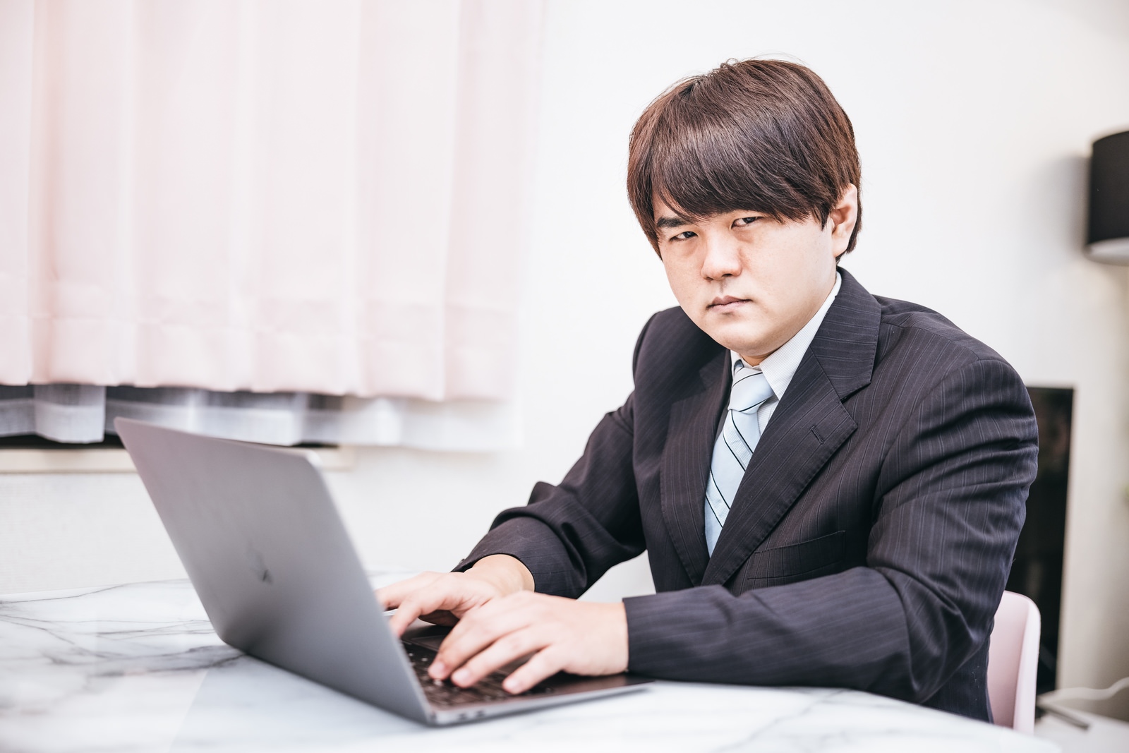 転職エージェント選びについて相談するビジネスパーソン