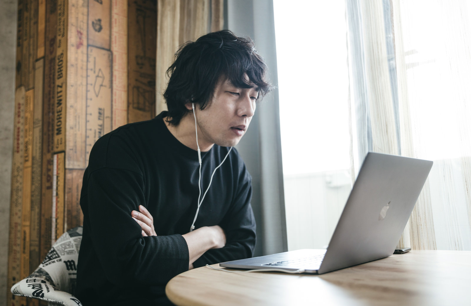 ノートパソコンの前で仕事を辞めたい気持ちについて考え込む男性