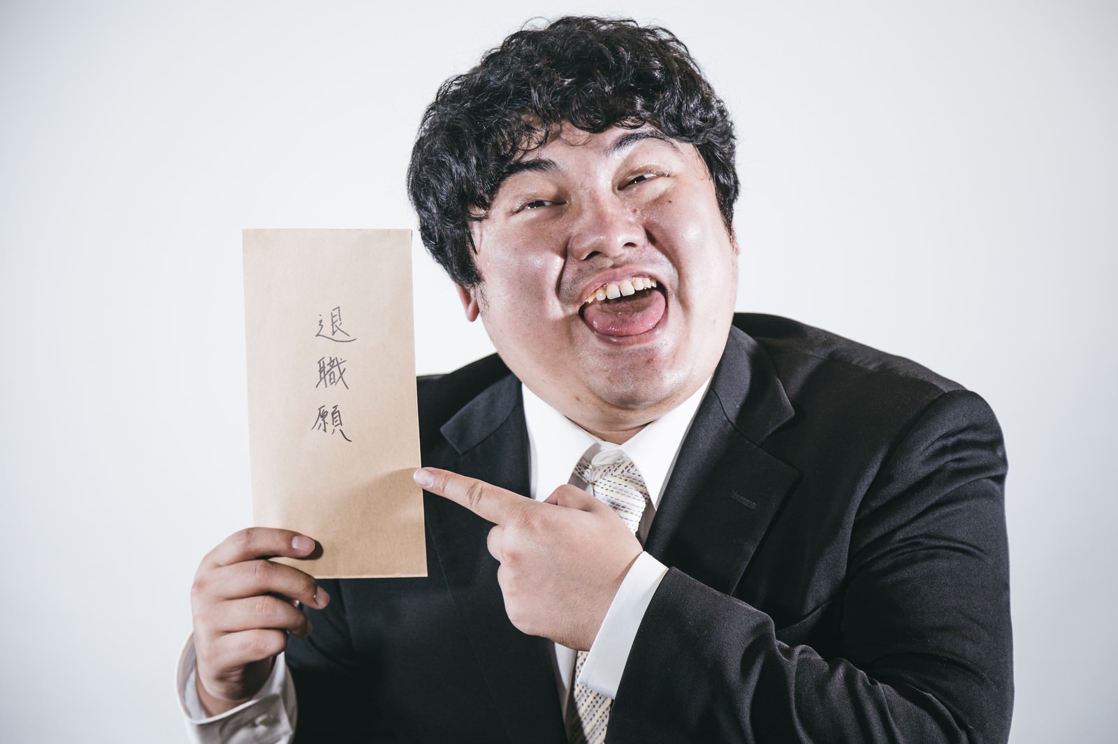 退職願を指さしながら退職を伝える準備をする会社員