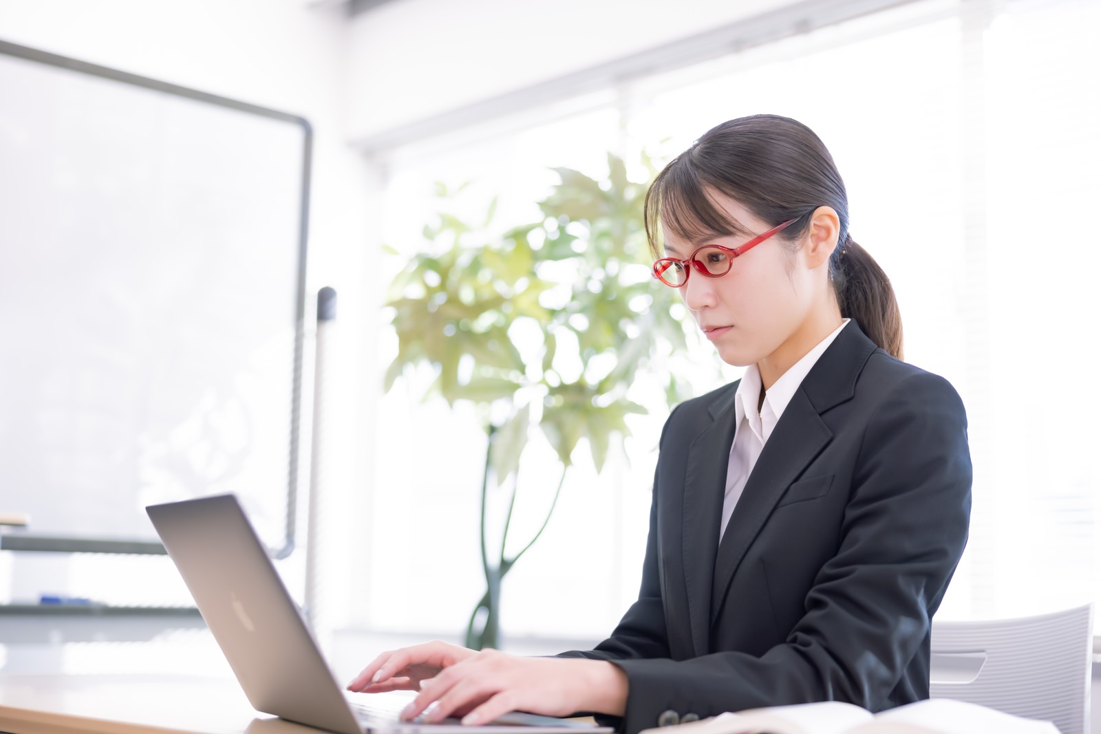 メールやメッセージで丁寧に連絡を返すビジネスパーソン