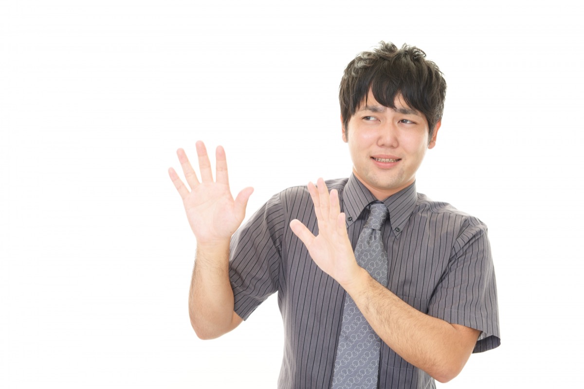 転職エージェントが怖くて身構える男性のイメージ